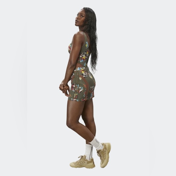 IVY PARK x ADIDAS | ⭐️ HOST PICK ⭐️ MINI SKIRT CRYSTAL FLORAL DARK KHAKI - Picture 4 of 15